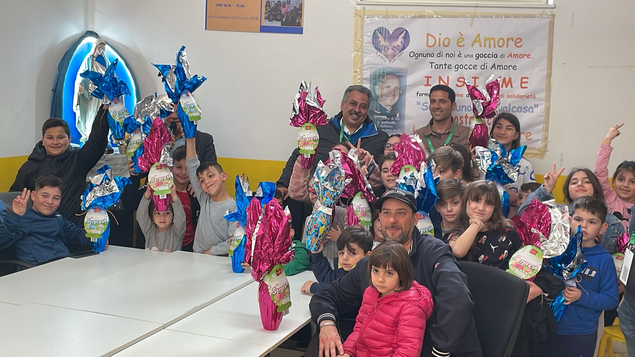 Consegna delle uova di Pasqua presso l'associazione Cuore che Vede